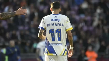 Di María con hinchas de Lanús